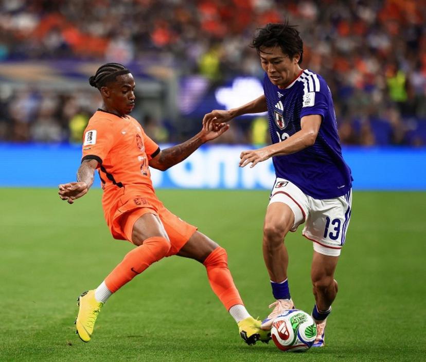 Japan's midfielder #13 Keito Nakamura (R) fights for the ball with Netherlands' forward #24 Crysencio Summerville  during the 2026 World Cup Group F football match between the Netherlands and Japan at the Dallas Stadium in Arlington on June 14, 2026.   Aric Becker / AFP
