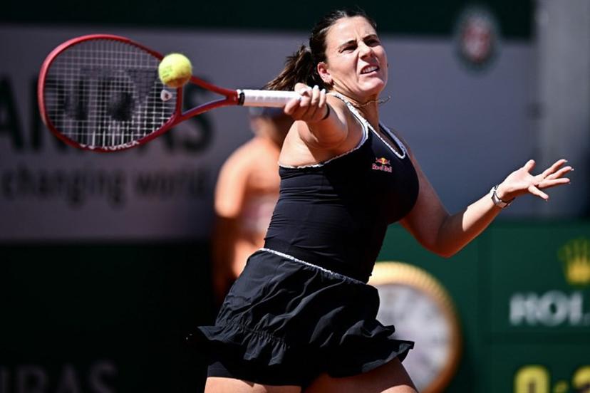 US Emma Navarro plays a forehand return to US Iva Jovic during their women's singles match on day 5 of the French Open tennis tournament at the Roland-Garros Complex in Paris on May 28, 2026.  JULIEN DE ROSA / AFP