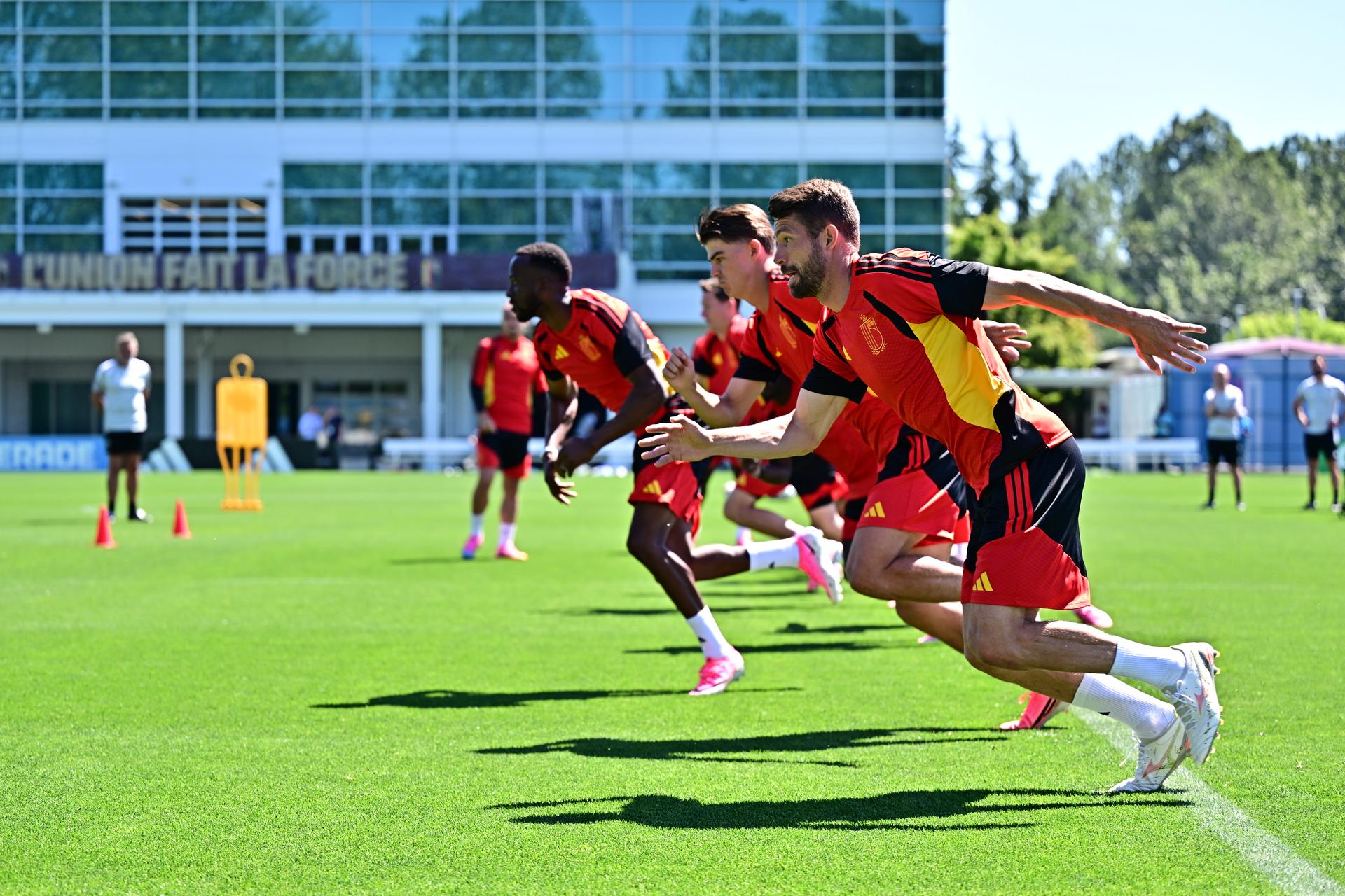 Belgium's Brandon Mechele (front) and his teammates pictured during a training session of Belgian national soccer team Red Devils, at the basecamp in Seattle, USA on Sunday 14 June 2026, ahead of their first game tomorrow against Egypt at the FIFA World Cup 2026.  BELGA PHOTO DIRK WAEM