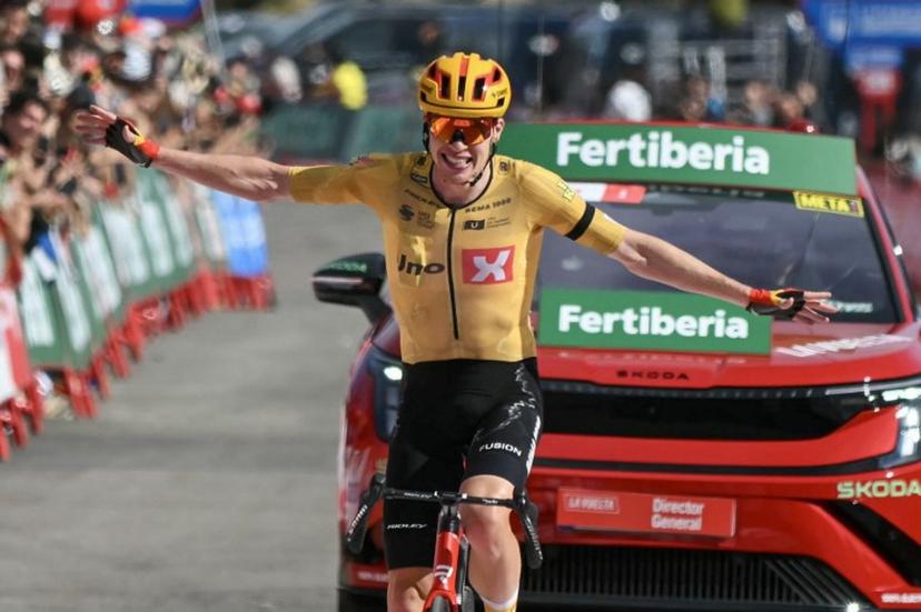 Team Uno-X's Norwegian rider Andreas Leknessund celebrates as he crosses the finish line to winthe seventh stage of the Vuelta a Espana 2026, a 149,8 km race between Vall d'Alba and Aramon Valdelinares on August 28, 2026.   JOSE JORDAN / AFP