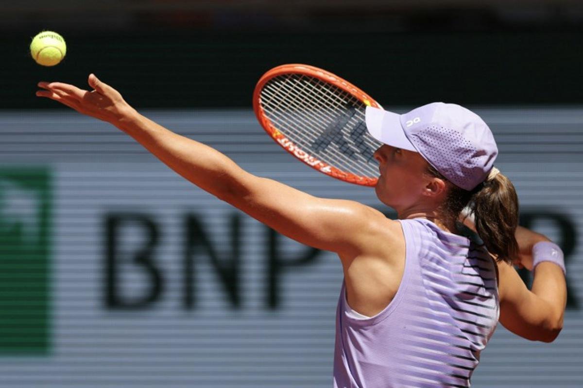 Poland's Iga Swiatek serves to Czech Republic's Sara Bejlek during their women's singles match on day 4 of the French Open tennis tournament on Court Philippe-Chatrier at the Roland-Garros Complex in Paris on May 27, 2026.  Thomas SAMSON / AFP