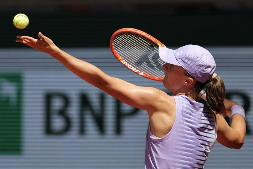 Poland's Iga Swiatek serves to Czech Republic's Sara Bejlek during their women's singles match on day 4 of the French Open tennis tournament on Court Philippe-Chatrier at the Roland-Garros Complex in Paris on May 27, 2026.  Thomas SAMSON / AFP