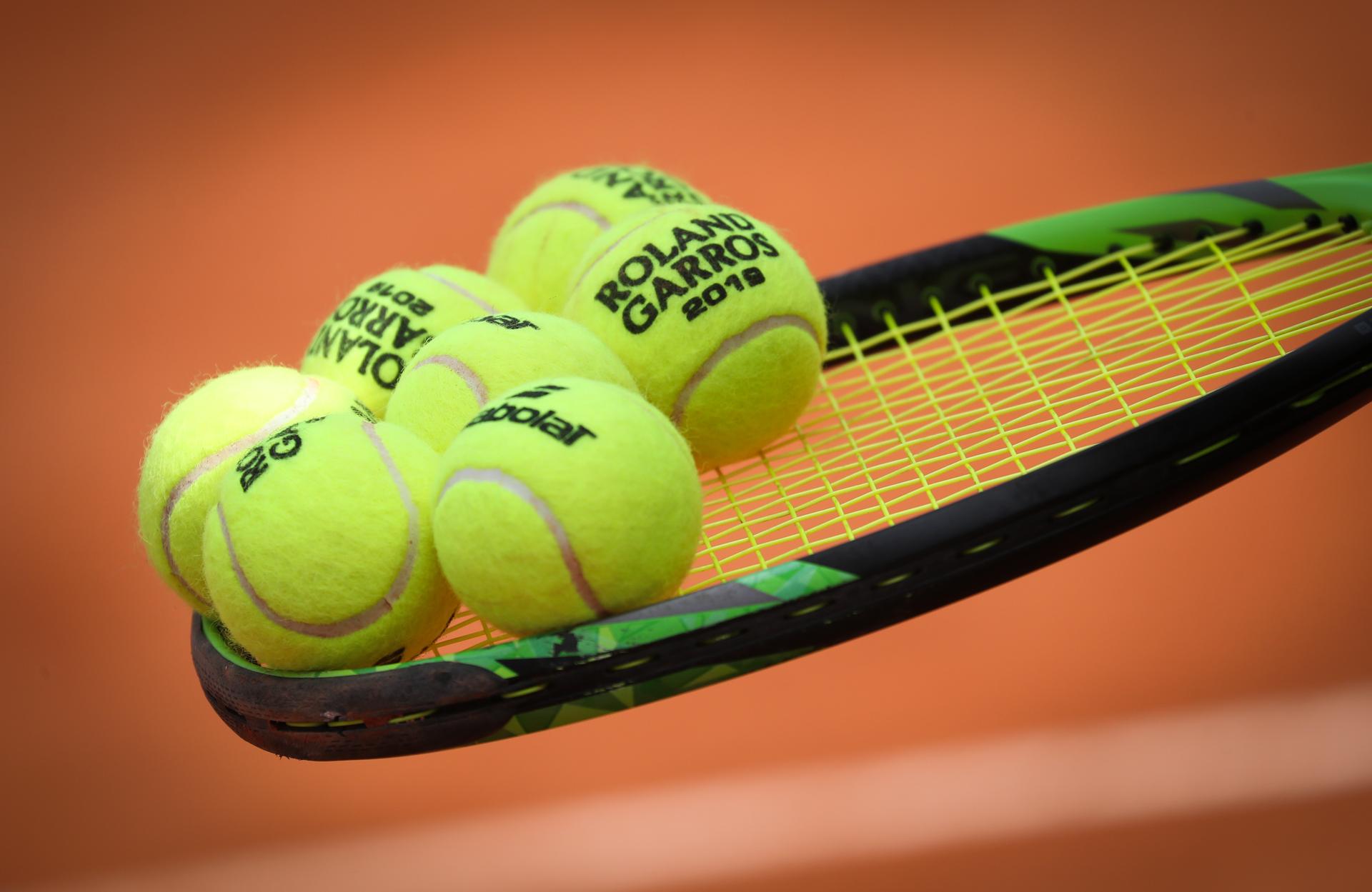 Illustration picture shows officials' Roland Garros ball during a training session ahead of the Roland Garros French Open tennis tournament, in Paris, France, Wednesday 22 May 2019. The main draw of this year's Roland Garros Grand Slam takes place from 26 May to 9 June. BELGA PHOTO VIRGINIE LEFOUR