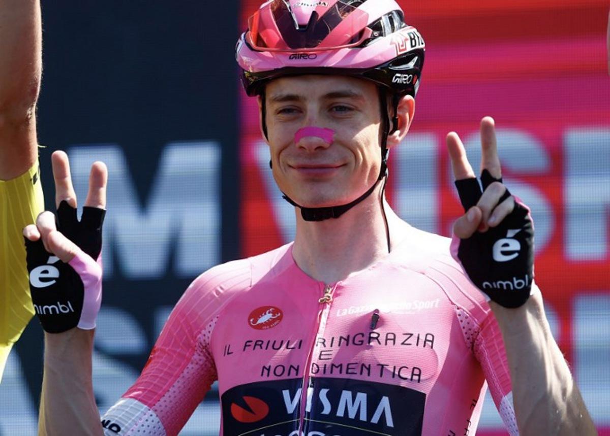 Team Visma Lease a Bike Danish rider Jonas Vingegaard wearing the overall leader's pink jersey with a special dedication "Il Friuli ringrazia e non dimentica" ("Friuli thanks you and does not forget") as he arrives prior the start of the 20th stage of the Giro d'Italia 2026 - Tour of Italy cycling race between Gemona del Friuli and Piancavallo, Italy, on May 30, 2026. The stage pays tribute to the 50th anniversary of the 1976 Friuli Venezia Giulia region Earthquake. Luca Bettini / AFP