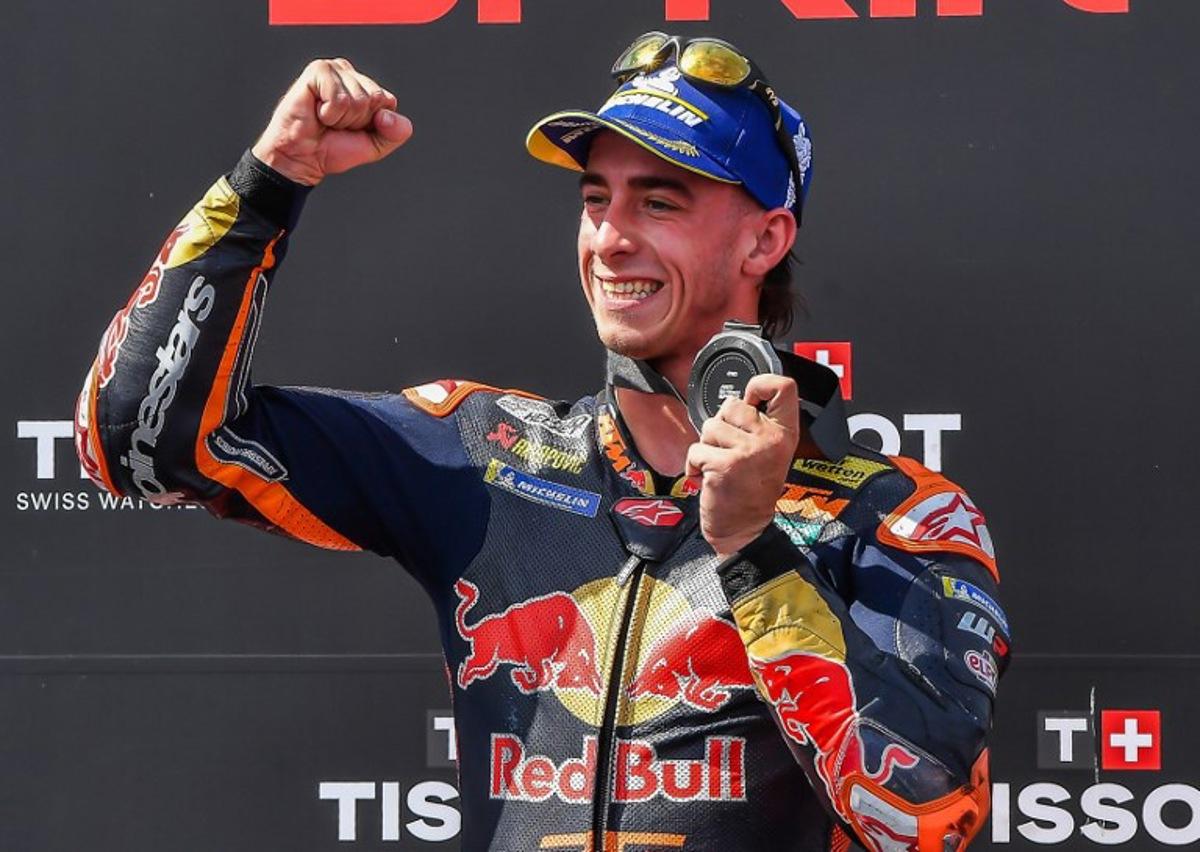 Red Bull KTM Factory Racing team's Pedro Acosta celebrates his silver medal after placing second at the sprint session at the Balaton Park Circuit in Balatonfokajar, Hungary, on June 6, 2026, ahead of the Hungarian Motorcycle MotoGP Grand Prix.   FERENC ISZA / AFP