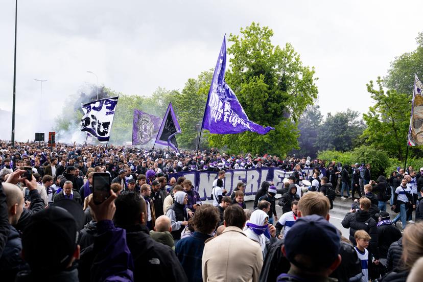 Anderlecht's fans are seen outside outside the stadium, for the supporters visiting a soccer game between Royale Union Saint-Gilloise and RSC Anderlecht, Thursday 14 May 2026 in Brussels, the final of the 'Croky Cup' Belgian soccer cup. BELGA PHOTO MARIUS BURGELMAN