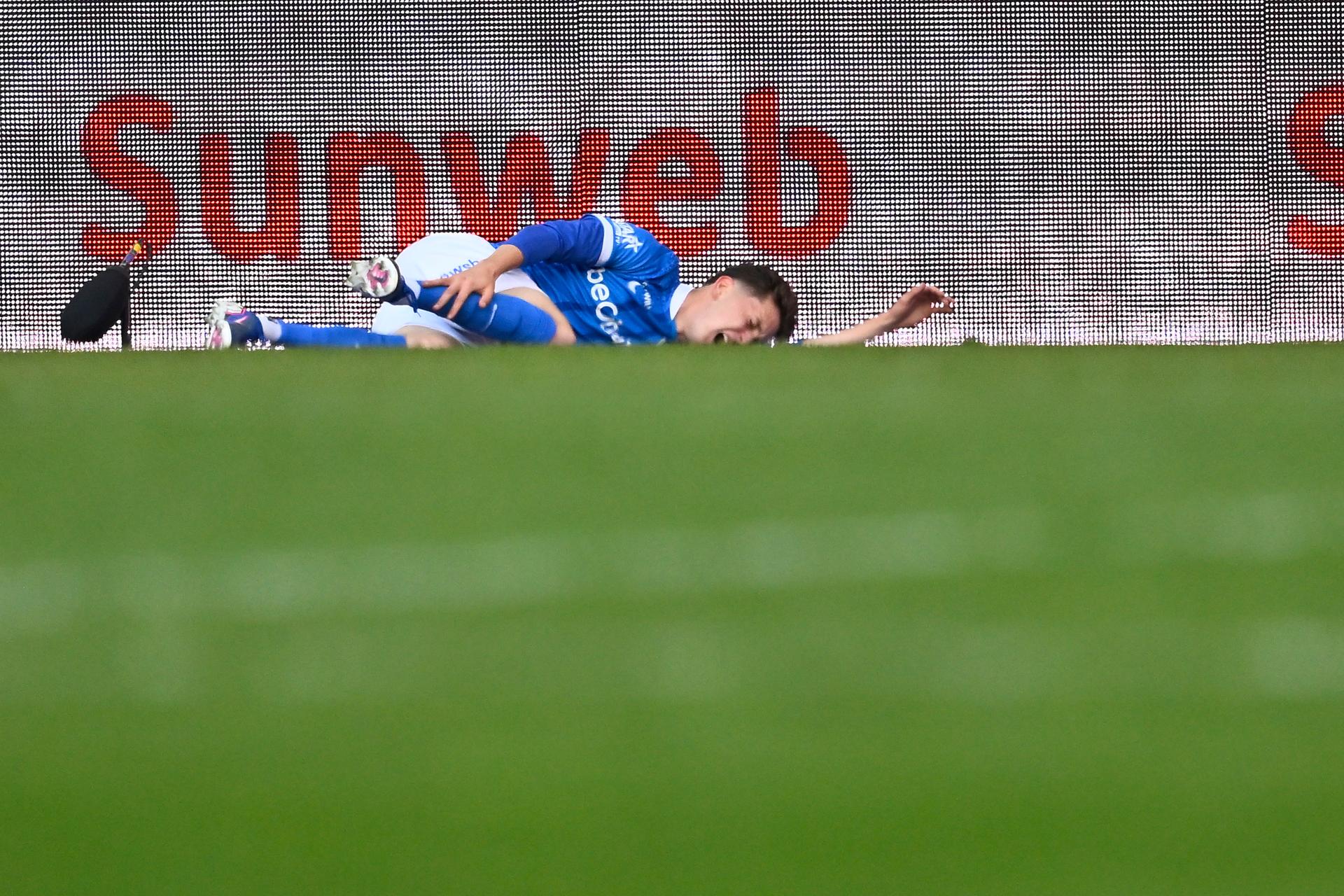 Genk's Konstantinos Kos Karetsas looks injured during a soccer match between KRC Genk and Standard de Liege, Saturday 25 April 2026 in Genk, on day 5 of the Europe Play-offs (PO 2) of the 2025-2026 'Jupiler Pro League' first division of the Belgian championship. BELGA PHOTO JOHAN EYCKENS