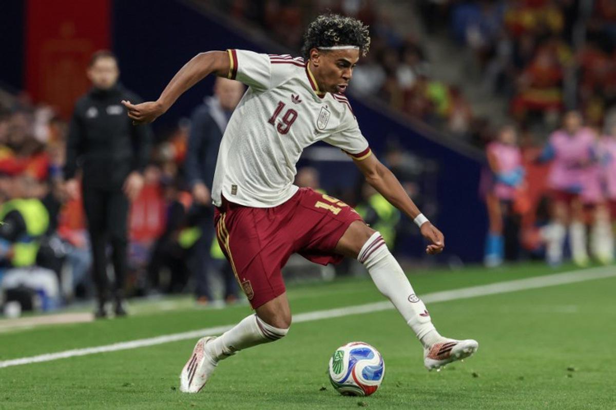 Spain's forward #19 Lamine Yamal controls the ball during the international friendly football match between Spain and Egypt at RCDE Stadium in Cornella de Llobregat, near Barcelona, on March 31, 2026.  Lluis GENE / AFP