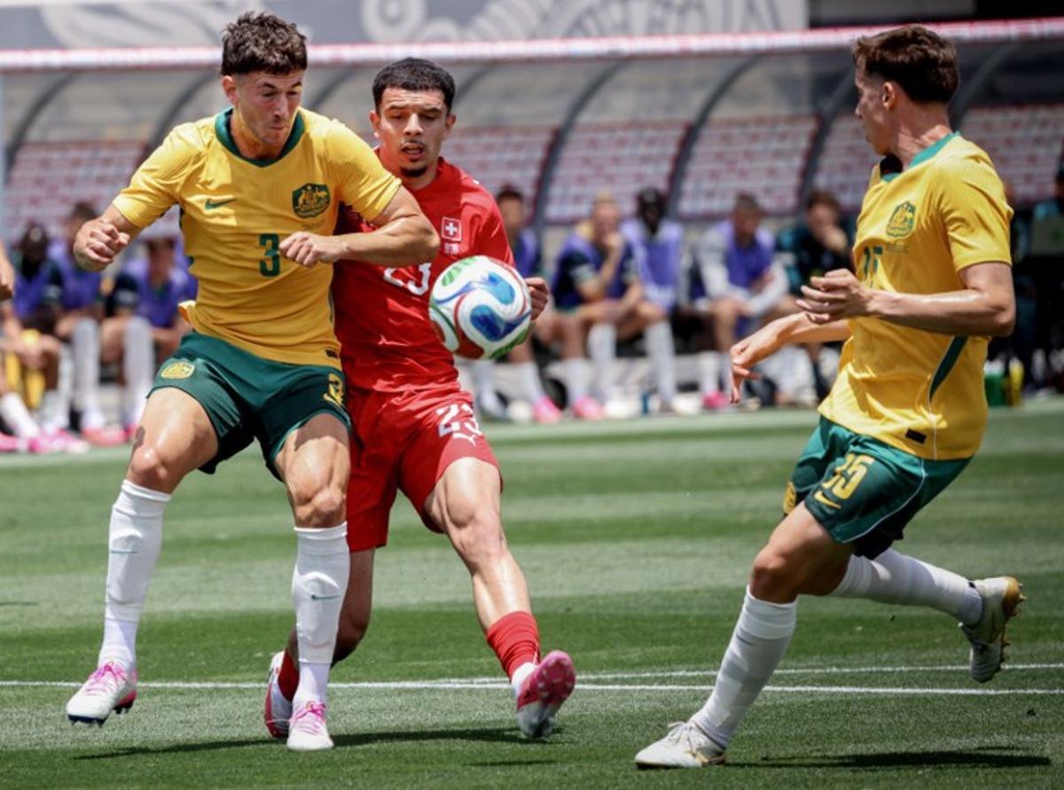 Australia's Alessandro Cicati (L) and Switzerland's Zeki Amdouni battle for the ball during a friendly match at Snapdragon Stadium in San Diego, California, on June 6, 2026, ahead of the 2026 FIFA World Cup.  SANDY HUFFAKER / AFP