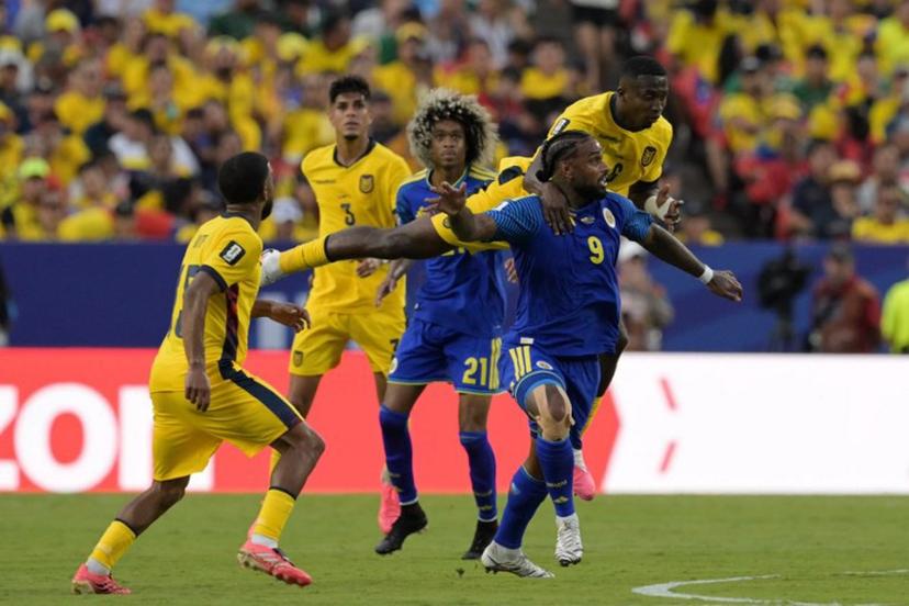 Ecuador's defender #06 Willian Pacho and Curacao's midfielder #06 Godfried Roemeratoe fight for the ball next to Curacao's midfielder #21 Tahith Chong and Ecuador's defender #03 Piero Hincapie during the 2026 World Cup Group E football match between Ecuador and Curacao at the Kansas City Stadium in Kansas City on June 20, 2026.   JUAN MABROMATA / AFP
