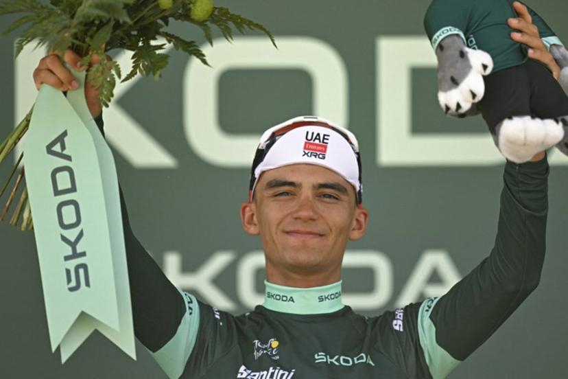 UAE Team Emirates - XRG's Mexican rider Isaac Del Toro celebrates on the podium with the best sprinter's green jersey after the 2nd stage of the 113th edition of the Tour de France cycling race, 168,5 km between Tarragona and Barcelona in northeastern Spain, on July 5, 2026.  Loic VENANCE / AFP