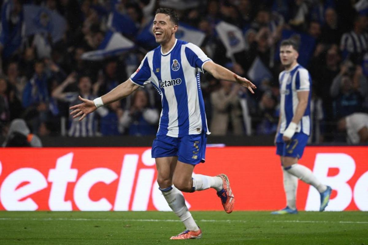 FC Porto's Polish defender #05 Jan Bednarek celebrates scoring the opening goal during the Portuguese League football match between FC Porto and FC Alverca at Dragao stadium in Porto, on May 2, 2026.  Miguel RIOPA / AFP