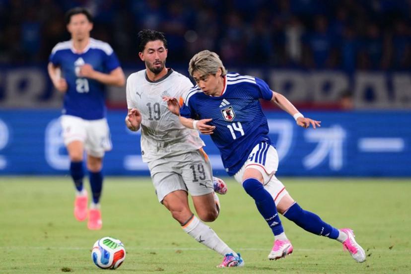 Japan's Junya Ito (R) and Iceland's Mikael Egill Ellertsson fight for the ball during the international friendly football match between Japan and Iceland at the National Stadium in Tokyo on May 31, 2026.  Yuichi YAMAZAKI / AFP