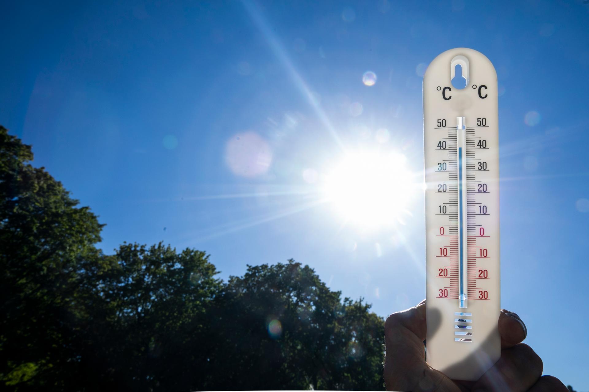 Illustration picture shows a thermometer undefined during the heath wave in Brussels on Tuesday 19 July 2022. The Royal Meteorological Institute - KMI - IRM announces code red for heat in West Flanders and Hainaut for Tuesday. On Tuesday in those two provinces there is at least a 65 percent chance that it will be 40 degrees and that in at least a quarter of the surface of West Flanders and Hainaut. Code red means that certain measures must be taken. For example, people have to drink a lot and keep their salt levels up. In addition, they should also rest a lot, stay in a cooled room, avoid direct sunlight and use damp cloths in case of dehydration, according to the website of the RMI. In the rest of the country, code orange applies on Tuesday, just like Monday. BELGA PHOTO HATIM KAGHAT