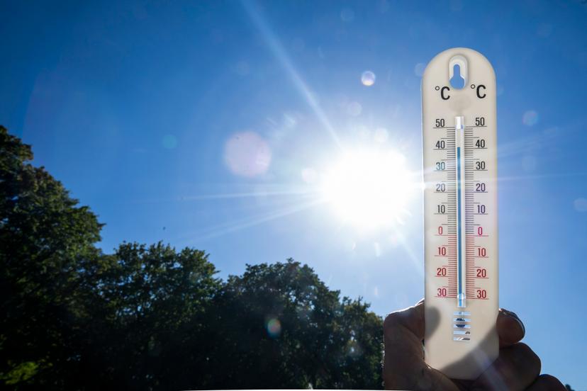 Illustration picture shows a thermometer undefined during the heath wave in Brussels on Tuesday 19 July 2022. The Royal Meteorological Institute - KMI - IRM announces code red for heat in West Flanders and Hainaut for Tuesday. On Tuesday in those two provinces there is at least a 65 percent chance that it will be 40 degrees and that in at least a quarter of the surface of West Flanders and Hainaut. Code red means that certain measures must be taken. For example, people have to drink a lot and keep their salt levels up. In addition, they should also rest a lot, stay in a cooled room, avoid direct sunlight and use damp cloths in case of dehydration, according to the website of the RMI. In the rest of the country, code orange applies on Tuesday, just like Monday. BELGA PHOTO HATIM KAGHAT