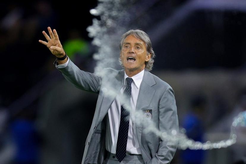 Sadd's Italian coach Roberto Mancini instructs his players during the Qatar Stars League match between Al-Sadd and Al-Shamal at Jassim Bin Hamad Stadium in Doha on April 27, 2026.  Karim JAAFAR / AFP