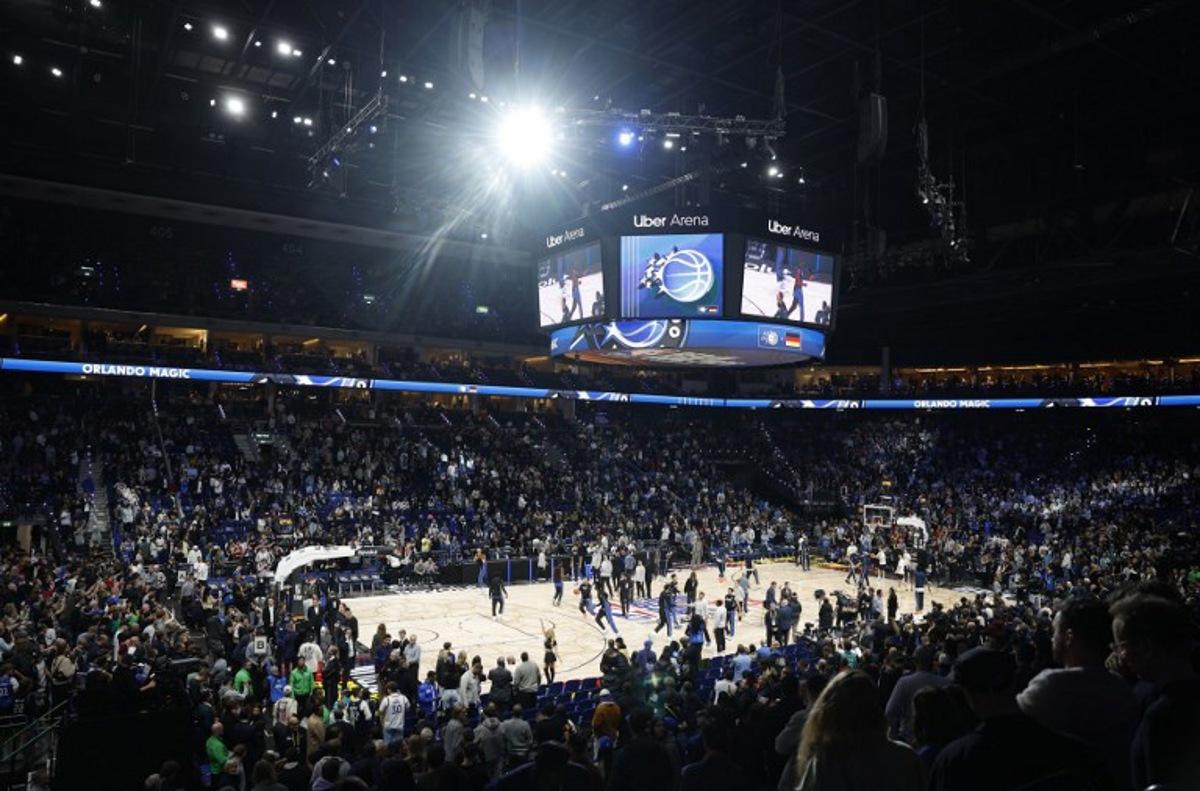 PLayers warm up ahead the 2025/2026 NBA season basketball match between Memphis Grizzlies and Orlando Magic on January 15, 2026 in Berlin.  Odd ANDERSEN / AFP