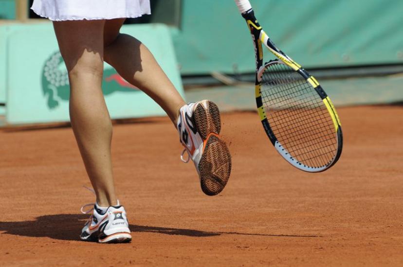 Italy's Francesca Schiavone knocks clay from the tread of her shoes as she prepares to serve against Australia's Samantha Stosur during their women's final match in the French Open tennis championship at the Roland Garros stadium, on June 5, 2010, in Paris. AFP PHOTO/BORIS HORVAT  BORIS HORVAT / AFP