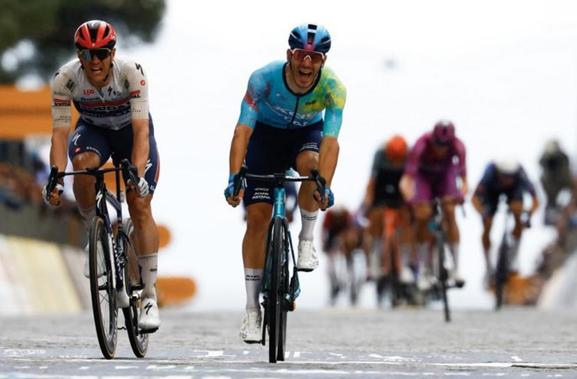 XDS Astana Team Italian rider Davide Ballerini (R)sprint to win with Jasper Soudal Quick-Step Belgian rider Jasper Stuyven during the 6th stage of the Giro d'Italia 2026 - Tour of Italy cycling race between Paestum and Naples, southern Italy on May 14, 2026.  Luca Bettini / AFP