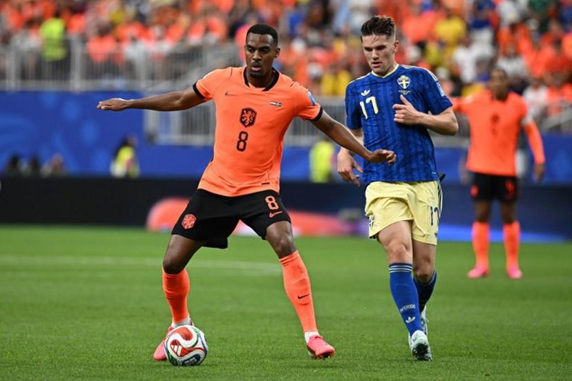Netherlands' midfielder #08 Ryan Gravenberch (L) fights for the ball with Sweden's forward #17 Viktor Gyokeres  during the 2026 World Cup Group F football match between the Netherlands and Sweden at the Houston Stadium in Houston on June 20, 2026.   Paul ELLIS / AFP