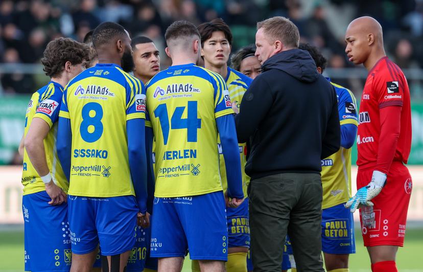 STVV's head coach Wouter Vrancken talks to his players before a soccer match between RAAL La Louviere and Sint-Truiden VV, Saturday 24 January 2026 in La Louviere, on day 22 of the 2025-2026 'Jupiler Pro League' first division of the Belgian championship. BELGA PHOTO VIRGINIE LEFOUR