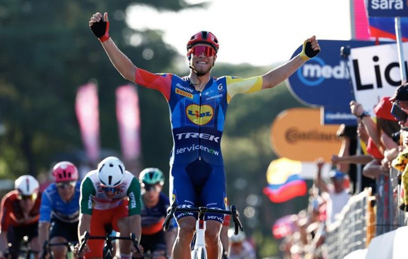 Lidl - Trek Italian rider Jonathan Milan celebrates as he crossing the finish line to win the 21th stage of the Giro d'Italia 2026 - Tour of Italy cycling race of 131km from Rome to Rome, Italy, on May 31, 2026.  Luca Bettini / AFP