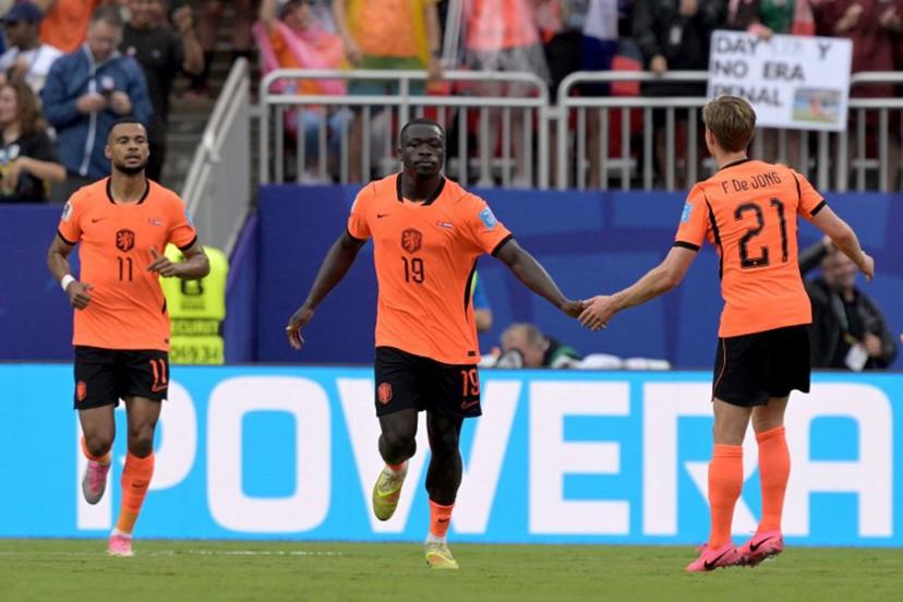 Netherlands' forward #19 Brian Brobbey (C) celebrates scoring his team's second goal with midfielder #21 Frenkie de Jong during the 2026 World Cup Group F football match between Tunisia and the Netherlands at the Kansas City Stadium in Kansas City on June 25, 2026.   Juan MABROMATA / AFP