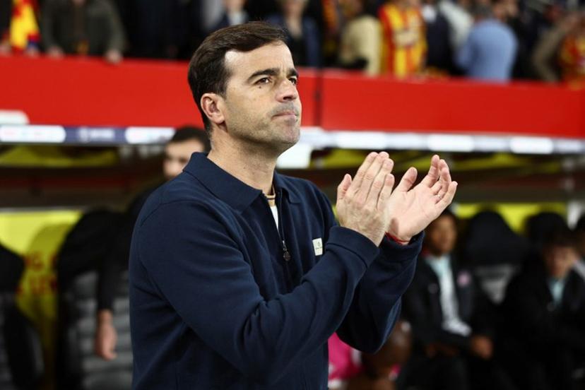 Toulouse's Spanish head coach Carles Martínez Novell applauds at the start of the French Cup semi-final football match between and RC Lens and Toulouse FC at the Stade Bollaert-Delelis in Lens, northern France on April 21, 2026.   Sameer AL-DOUMY / AFP