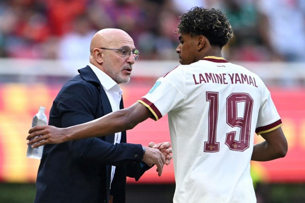 Spain's head coach Luis de la Fuente gives instructions to Spain's forward #19 Lamine Yamal during the 2026 World Cup Group H football match between Uruguay and Spain at the Guadalajara Stadium in Zapopan on June 26, 2026.   CARL DE SOUZA / AFP