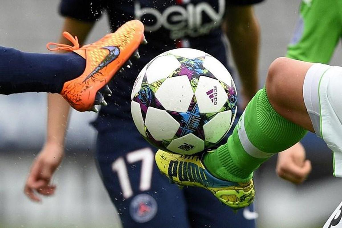 Paris Saint-Germain's French players vies with Wolfsburg's players during the UEFA Women's Champions League semi-final second leg football match between Paris Saint-Germain and Wolfsburg on April 26, 2015 at the Charlety stadium in Paris. AFP PHOTO / FRANCK FIFE  Franck FIFE / AFP