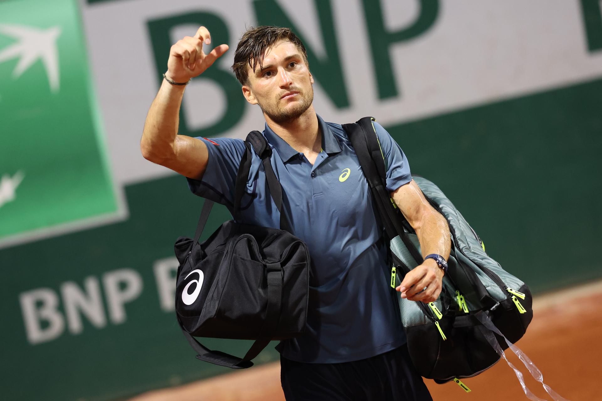 Belgian Raphael Collignon thanks supporters after he lost in the super tie-break in the fifth set during a third round match between Italian Arnaldi and Belgian Collignon, in the men's singles at the Roland Garros French Open tennis tournament, in Paris, France, Saturday 30 May 2026. This year's tournament takes place from 18 May to 07 June. BELGA PHOTO VIRGINIE LEFOUR