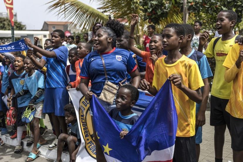 Supporters react as Cape Verde's national football team arrives for a training session to prepare for their participation in the 2026 FIFA World Cup at Estadio Municipal 25 de Julho in Santa Cruz, on May 23, 2026.  PATRICK MEINHARDT / AFP
