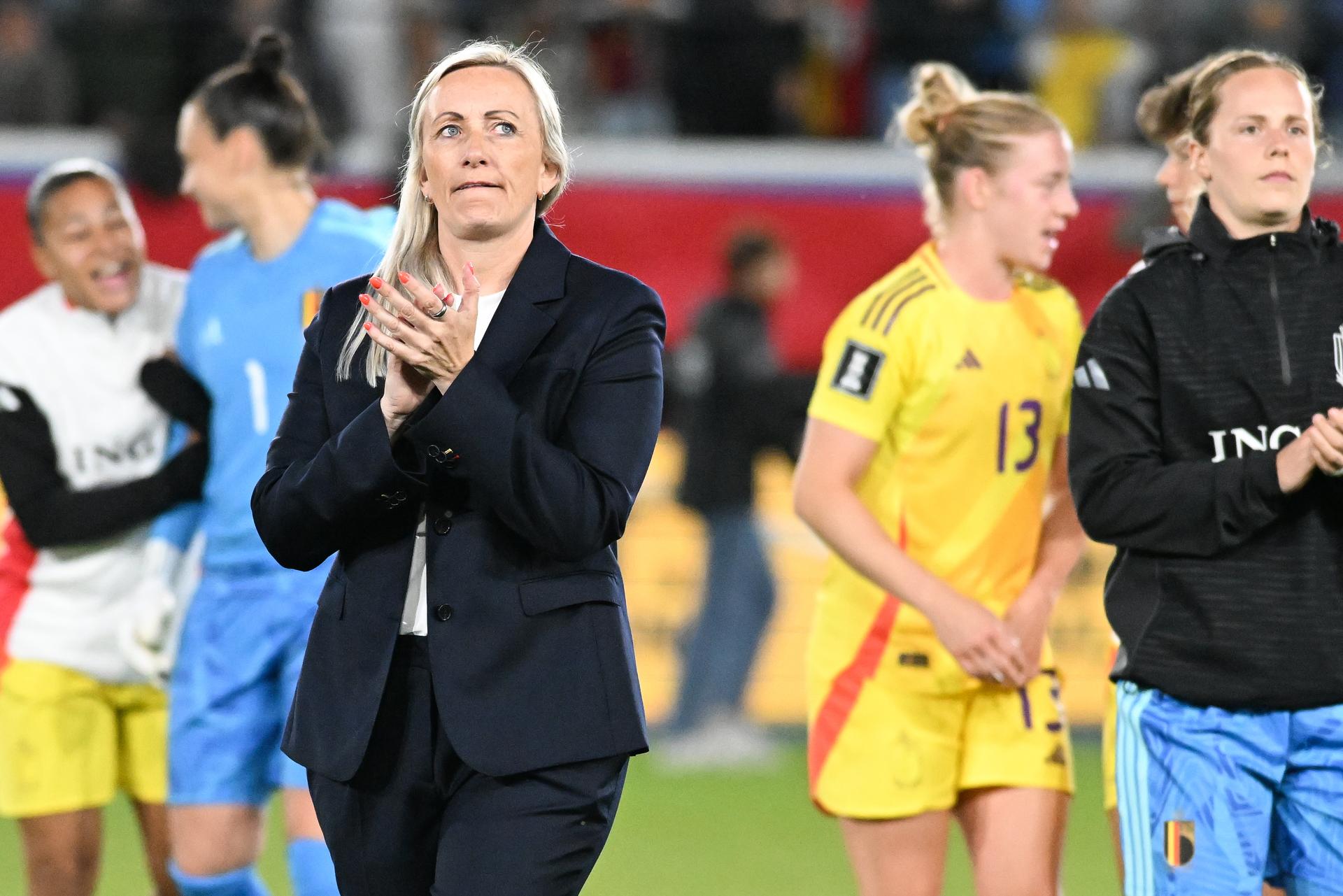 Belgium's head coach Elisabet Gunnarsdottir greets the public after a soccer game between Belgium's national women's team the Red Flames and Luxembourg, on Friday 05 June 2026 in Leuven, in the fifth of six games of the qualifiers for the 2027 FIFA Women's World Cup. BELGA PHOTO JILL DELSAUX