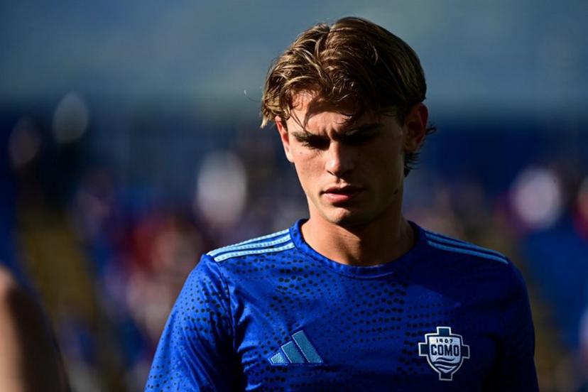 Como's Argentinian midfielder #10 Nico Paz warms up ahead of the Italian Serie A football match between Como and Napoli at the Giuseppe Sinigaglia Stadium in Como, on May 2, 2026.  Piero CRUCIATTI / AFP