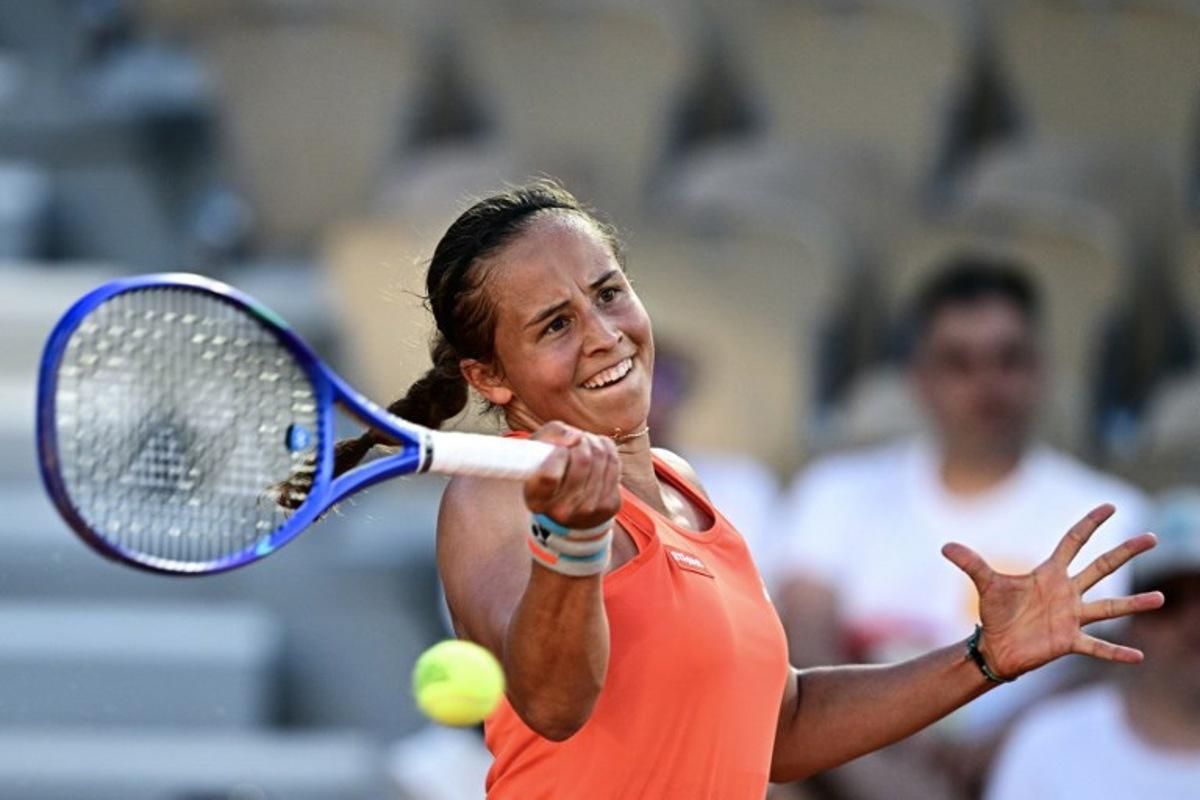 Belgium's Hanne Vandewinkel plays a forehand return to US Madison Keys during their women's singles match on day 3 of the French Open tennis tournament on Court Simonne-Mathieu at the Roland-Garros Complex in Paris on May 26, 2026.  JULIEN DE ROSA / AFP