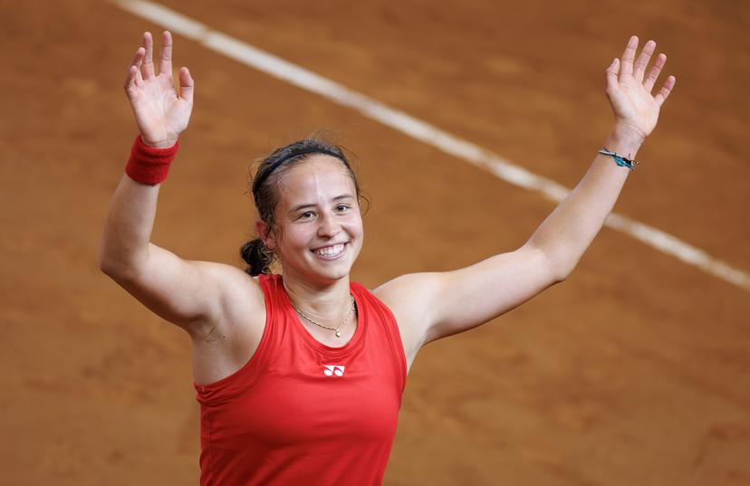 Belgian Hanne Vandewinkel celebrates after the first game between Belgian Vandewinkel (WTA 94) and US' Jovic (WTA 16) on the first day of tennis matches between Belgium and USA, in the qualifiers of the Billie Jean King Cup tennis, in Oostende, Belgium, on Friday 10 April 2026. The meeting takes place on 10 and 11th April. PHOTO BENOIT DOPPAGNE