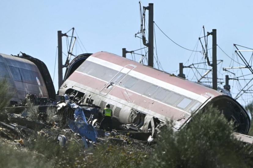 Rescue workers look for victims of a train crash between a high speed Renfe AVE train and Iryo train around 150kms south of Madrid between Urda and Los Yebenes in the province of Toledo, on October 28, 2026.  Javier SORIANO / AFP
