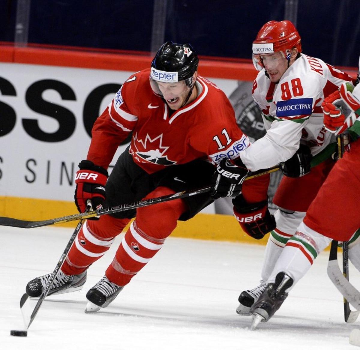 Belarus' Yevgeni Kovyrshin (R) and Canada's Jordan Staal vie for the puck during the preliminary round match Belarus vs Canada at the 2013 IIHF Ice Hockey World Championships on May 10, 2013 in Stockholm. AFP PHOTO/JONATHAN NACKSTRAND  JONATHAN NACKSTRAND / AFP