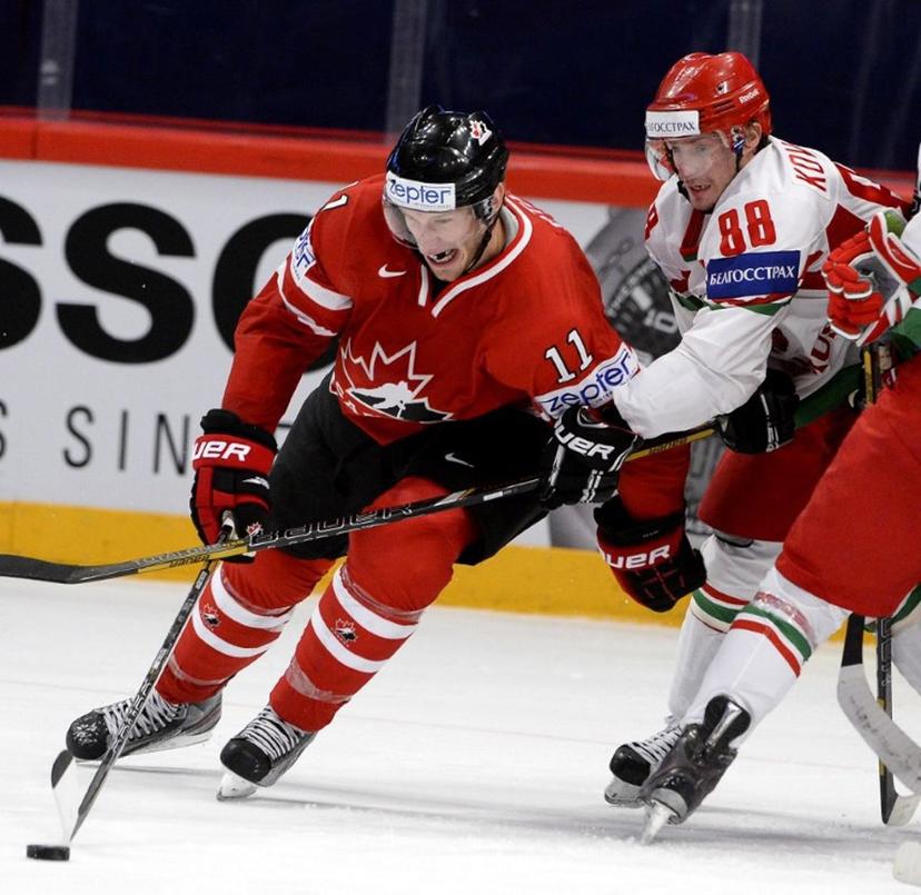 Belarus' Yevgeni Kovyrshin (R) and Canada's Jordan Staal vie for the puck during the preliminary round match Belarus vs Canada at the 2013 IIHF Ice Hockey World Championships on May 10, 2013 in Stockholm. AFP PHOTO/JONATHAN NACKSTRAND  JONATHAN NACKSTRAND / AFP