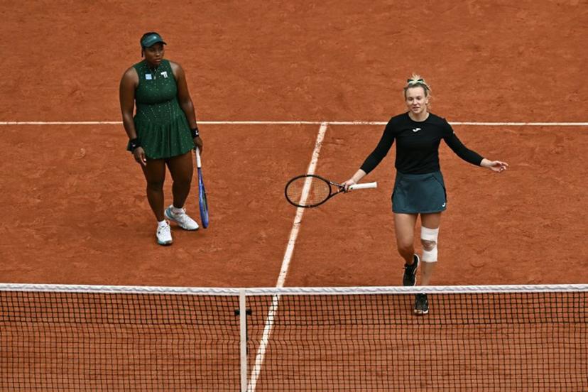 Czech Republic's Katerina Siniakova (R) reacts past US Taylor Townsend during their women's doubles final match against Kazakhstan's Anna Danilina and Serbia's Aleksandra Krunic on day 15 of the French Open tennis tournament on Court Philippe-Chatrier at the Roland-Garros Complex in Paris on June 7, 2026.  JULIEN DE ROSA / AFP