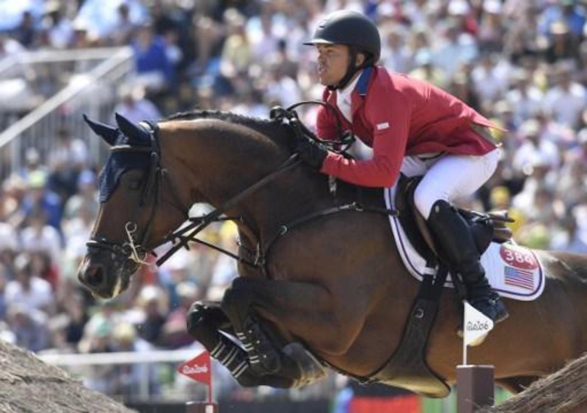 USA's Kent Farrington on his horse Voyeur competes in the individual equestrian show jumping event at the Olympic Equestrian Centre during the Rio 2016 Olympic Games in Rio de Janeiro on August 19, 2016. 
PHILIPPE LOPEZ / AFP