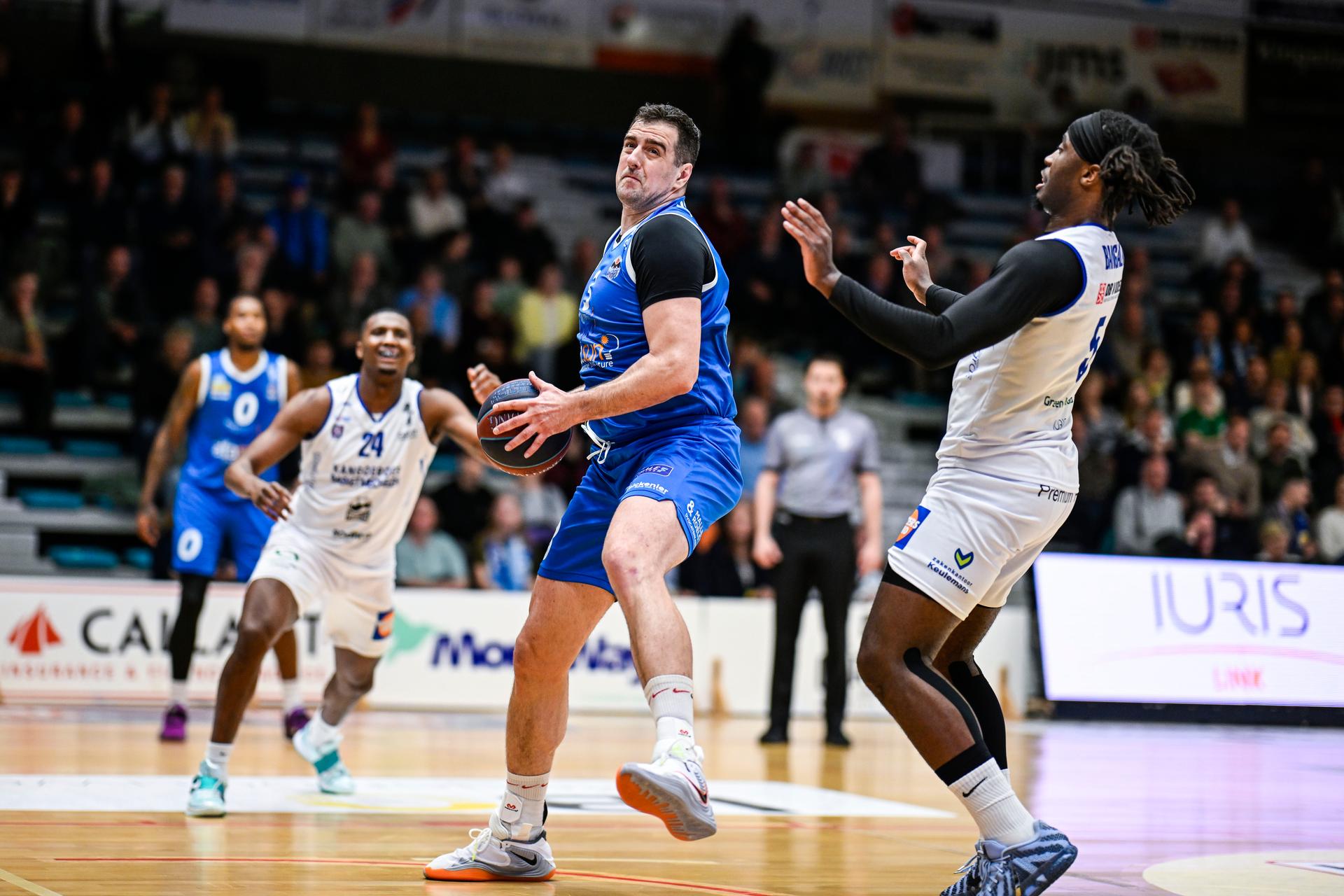Aalst's Ivan Maras and Mechelen's Zaba Bangala pictured in action during a basketball match between Kangoeroes Basket Mechelen and Okapi Aalst, Saturday 04 April 2026 in Mechelen, on day 27 (out of 34) of the 2025-2026 'BNXT League' Belgian/ Dutch first division basket championship. BELGA PHOTO TOM GOYVAERTS