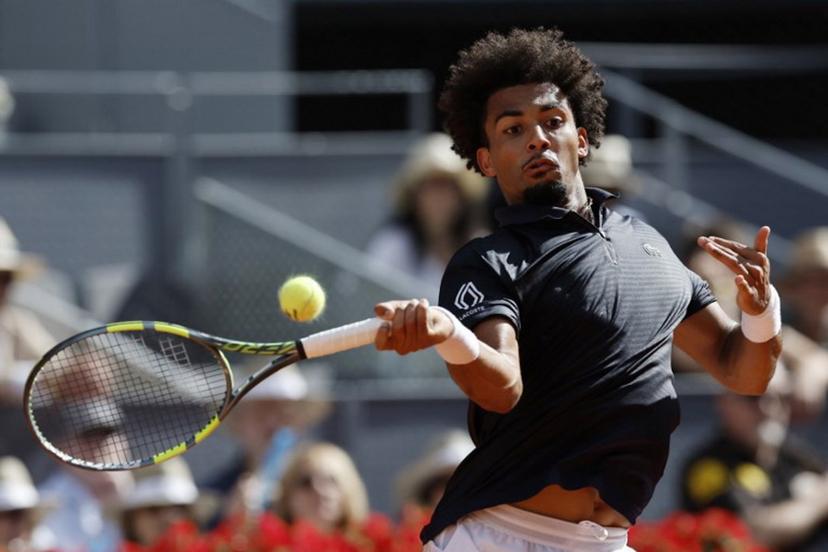 France's Arthur Fils returns the ball to Italy's Jannik Sinner during their 2026 ATP Tour Madrid Open tennis tournament semi-final singles match at the Caja Magica in Madrid, on May 1, 2026.  Oscar DEL POZO / AFP