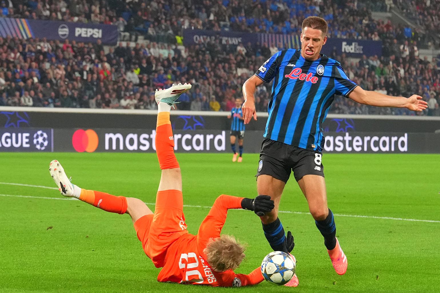 Club's goalkeeper Nordin Jackers makes a penalty fault on Atalanta's Mario Pasalic during a game between Italian club Atalanta Bergamo and Belgian soccer team Club Brugge, on Tuesday 30 September 2025 in Bergamo, Italy, on the second day of the UEFA Champions League competition. BELGA PHOTO SPADA/LA PRESSE  *** BENELUX ONLY ***