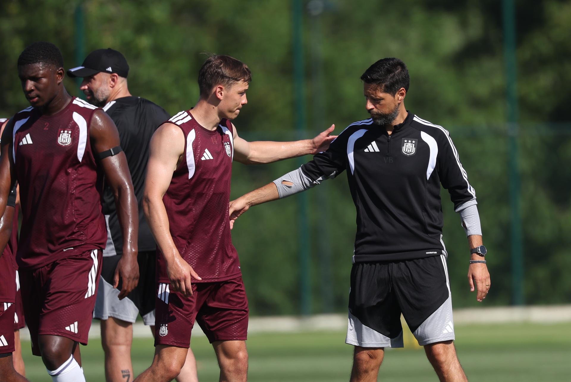 Anderlecht's new head coach Vitor Bruno pictured during a training session of Belgian first division soccer team RSC Anderlecht, on Thursday 25 June 2026 in Anderlecht, in preparation of the upcoming 2026-2027 Belgian first division soccer season. BELGA PHOTO VIRGINIE LEFOUR