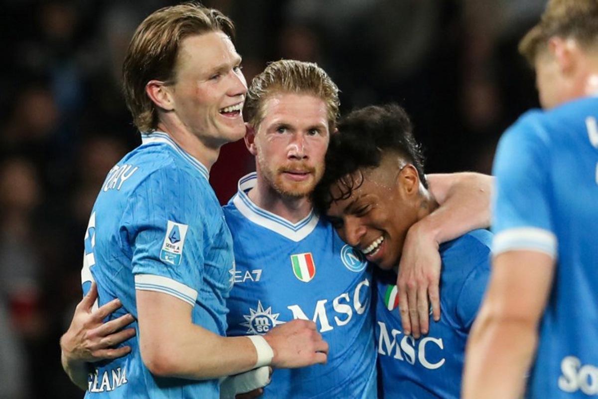 Napoli's Belgian midfielder #11 Kevin De Bruyne (2nd L) celebrates with Napoli's Brazilian forward #27 Allison Santos  (2nd R) and Napoli's Scottish midfielder #8 Scott McTominay (L) after scoring his team third goal during the Italian Serie A football between match SSC Napoli and US Cremonese at the Diego Armando Maradona Stadium in Napoli, on April 24, 2026.  CARLO HERMANN / AFP