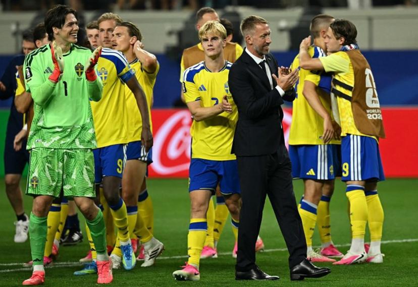 Sweden's English head coach Graham Potter and his players celebrate at the end of the 2026 World Cup Group F football match between Japan and Sweden at the Dallas Stadium in Arlington on June 25, 2026.   Paul ELLIS / AFP