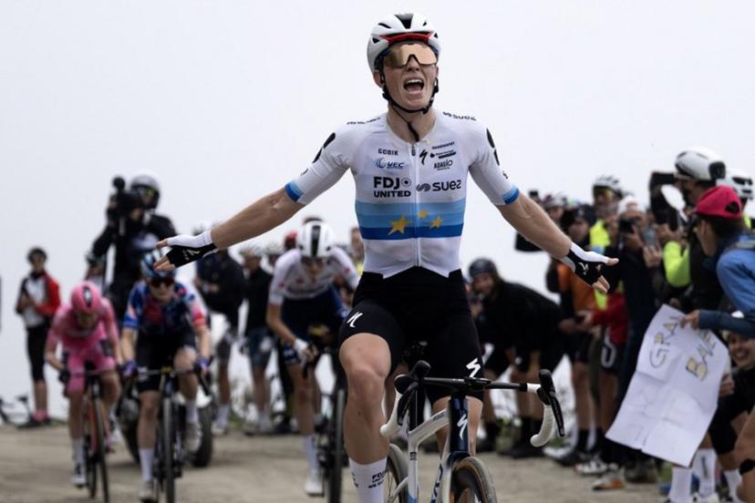 FDJ SUEZ' Dutch rider Demi Vollering celebrates as he crosses the finish line to win the 8th stage of the Giro d'Italia Women 2026 - Tour of Italy Women cycling race between Rivoli and Sestriere on June 6, 2026.   MARCO BERTORELLO / AFP