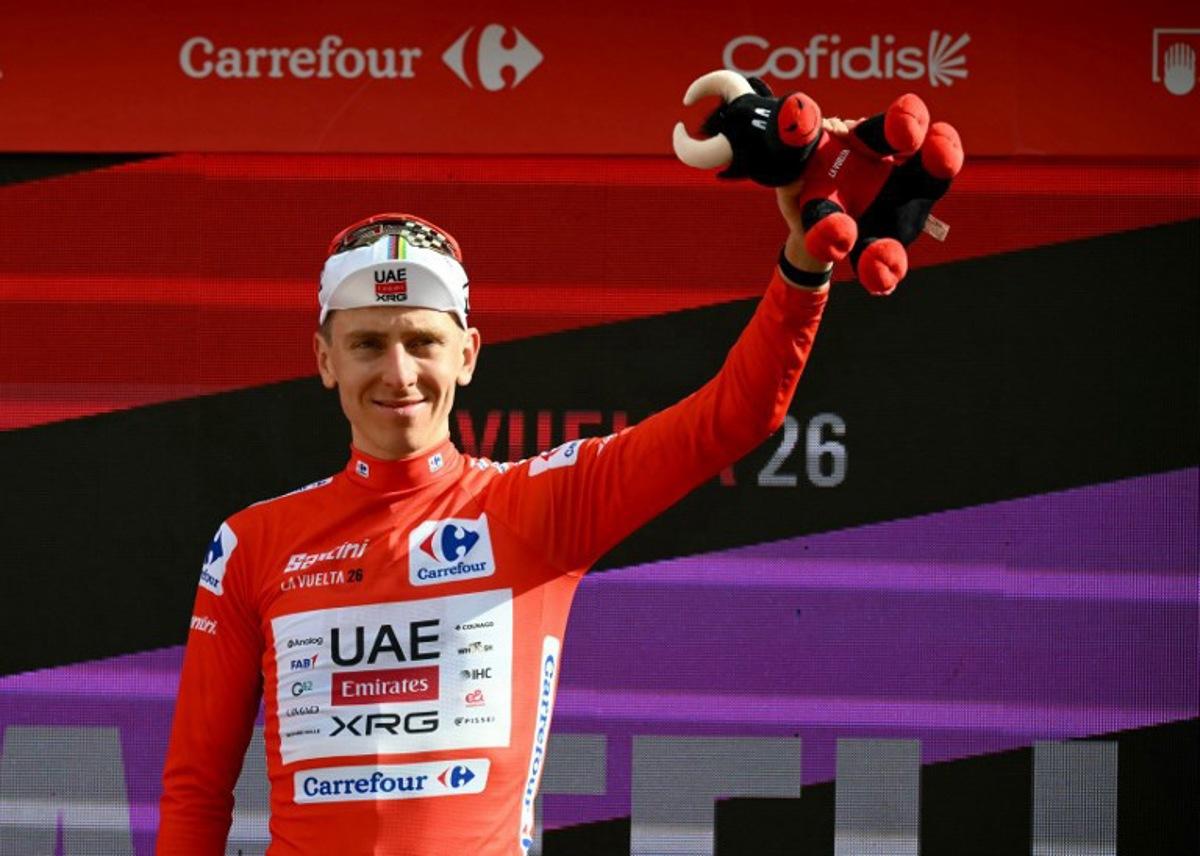 Team UAE's Slovenian rider Tadej Pogacar wearing the overall leader red jersey celebrates on the podium the sixth stage of the Vuelta a Espana 2026, a 177,4 km race between Alcossebre and Castellon de la Plana on August 27, 2026.    JOSE JORDAN / AFP