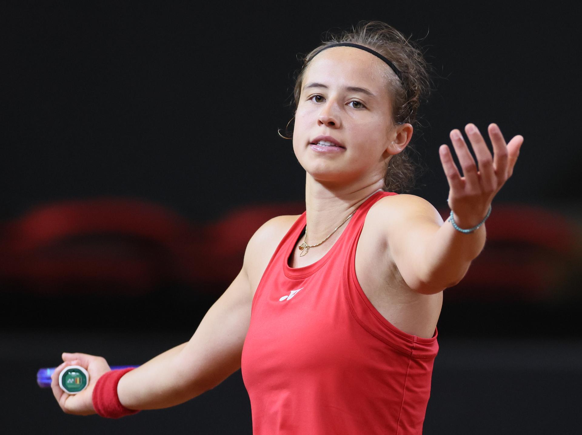 Belgian Hanne Vandewinkel pictured in action during the first game between Belgian Vandewinkel (WTA 94) and US' Jovic (WTA 16) on the first day of tennis matches between Belgium and USA, in the qualifiers of the Billie Jean King Cup tennis, in Oostende, Belgium, on Friday 10 April 2026. The meeting takes place on 10 and 11th April. PHOTO BENOIT DOPPAGNE